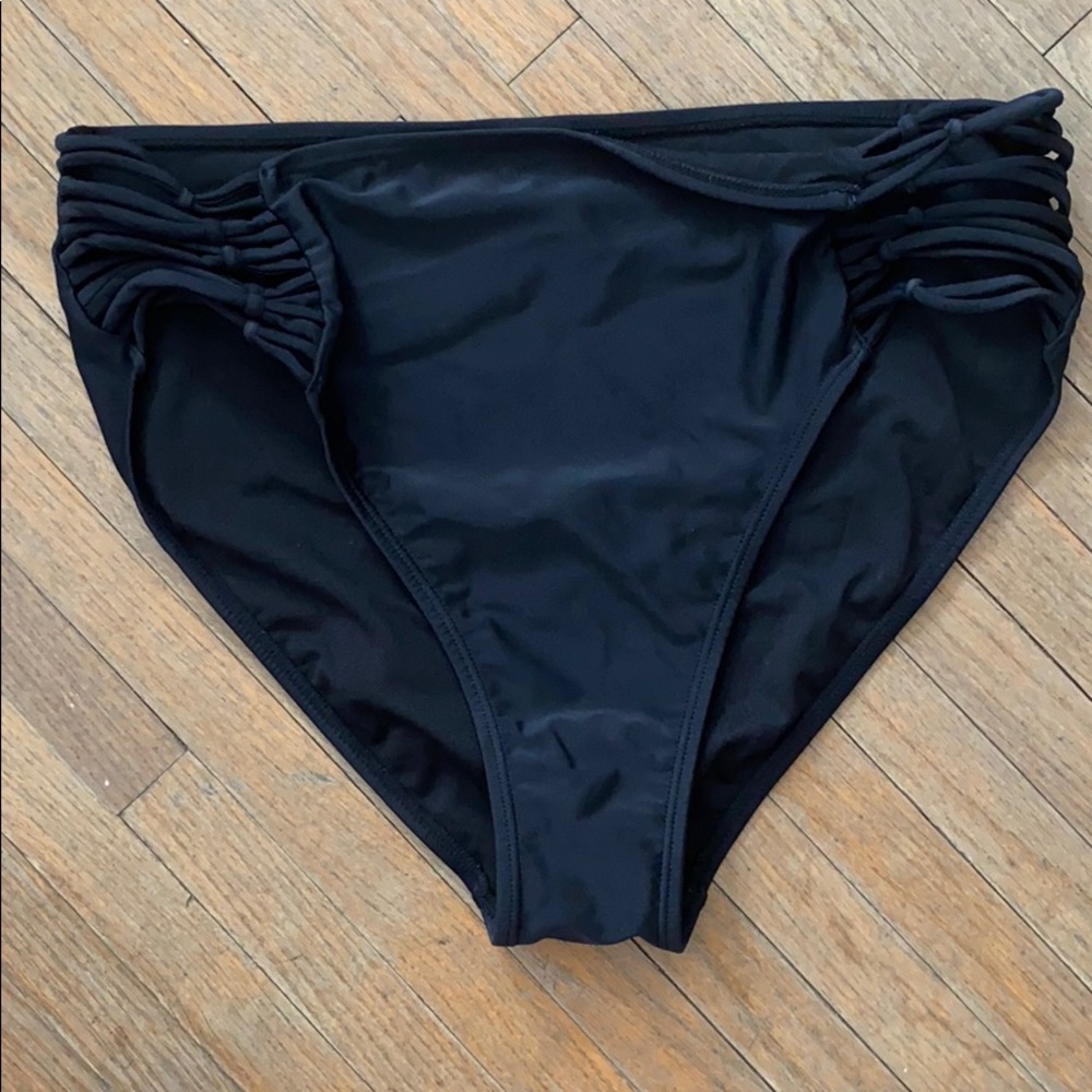 Black high-waisted bikini bottoms Size L.